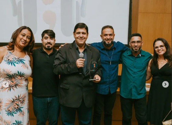O SEMPRIBEL-RJ, representado pelo presidente Flávio de Castro Sobrinho, recebe prêmio “ponto e vírgula” na categoria “Sindicato Cidadão”.